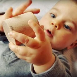 Jingla Le Hochet Musical Pour Bébé -Jeujouethique Boutique jingla hochet musical nina et miles